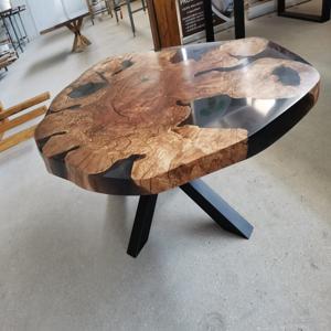 Ovalni epoxy stol